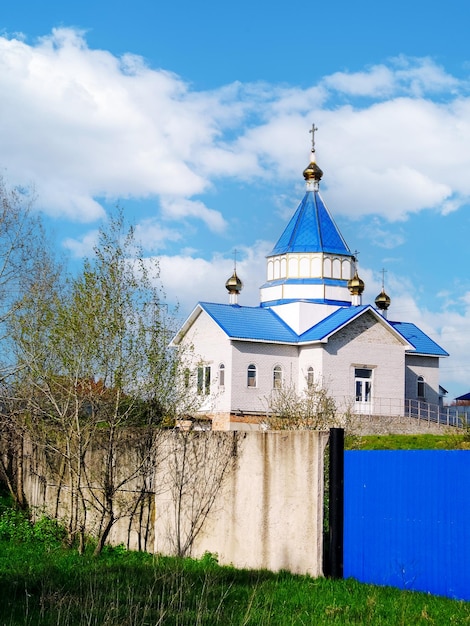Igreja cristã com cúpulas azuis na zona rural