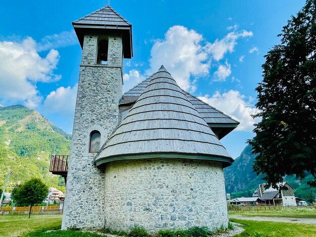 Foto igreja cristã na aldeia de theth no parque nacional de theth, albânia