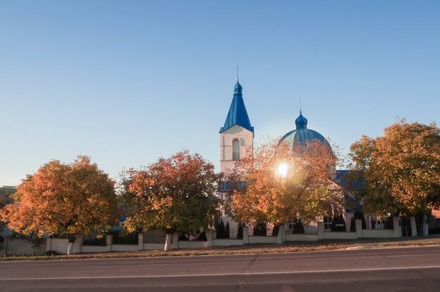 Igreja cristã na estrada ao pôr do sol.