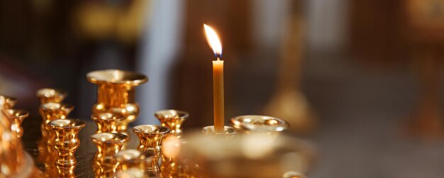 Foto igreja cristã ortodoxa decoração interior festiva com velas queimadas e ícone na igreja ortodoxa tradicional na véspera de páscoa ou natal religião símbolo de oração de fé