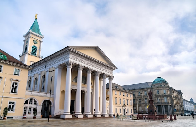 Igreja da cidade na praça do mercado em karlsruhe alemanha