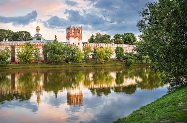 Igreja da Dormição e torre do Convento Novodevichy Moscou