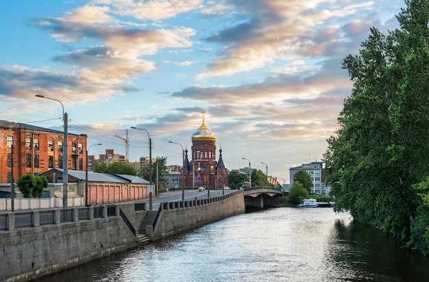 Igreja da Epifania no Canal Obvodny em São Petersburgo em uma noite ensolarada de verão