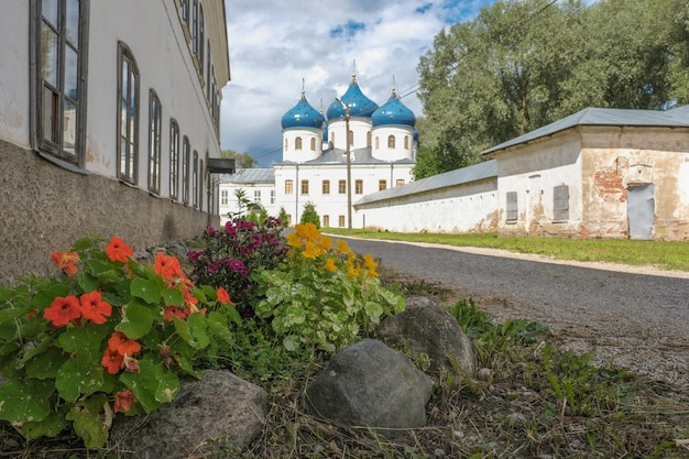 Igreja da exaltação da cruz no mosteiro ortodoxo russo de yuriev em veliky novgorod na primavera