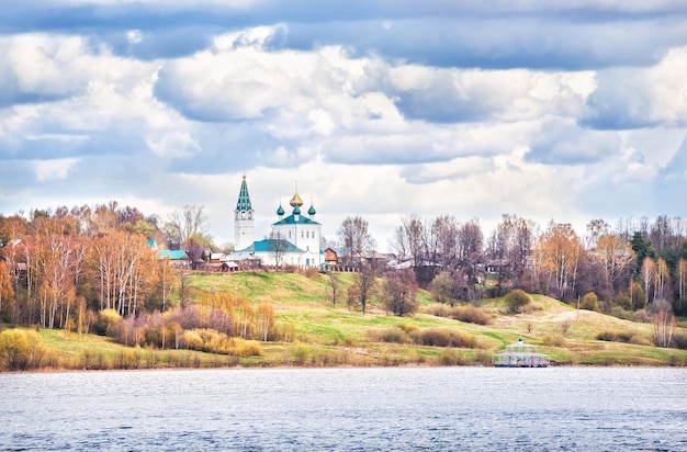 Igreja da Exaltação da Santa Cruz Vozdvizhenye vila Kineshma vista do distrito de Volga Kineshma Ivanovo