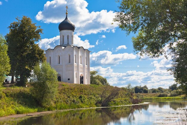 Igreja da intercessão no rio Nerl na Rússia a aldeia Bogolyubovo