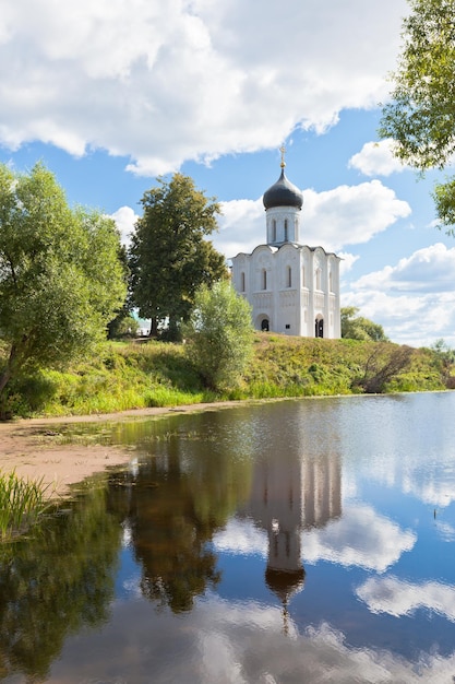 Igreja da intercessão no rio Nerl na Rússia a aldeia Bogolyubovo