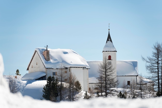 Igreja da montanha no inverno
