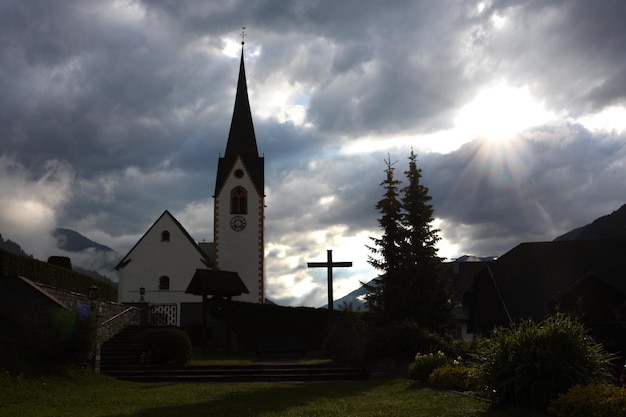 Igreja da montanha nos Alpes contra um céu dramático de fundo