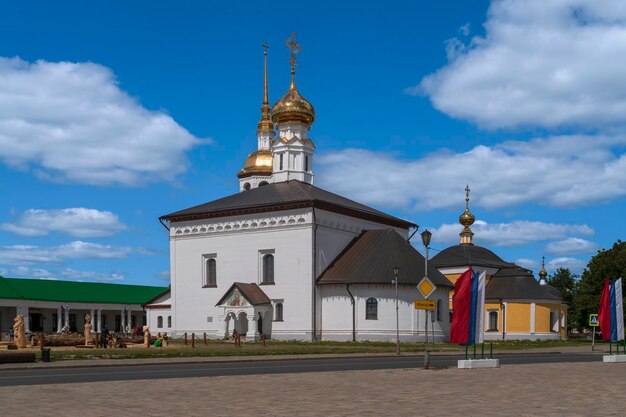 Igreja da Ressurreição e centros comerciais em um dia de verão ensolarado Suzdal região de Vladimir Rússia