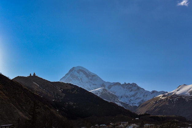 Igreja da santíssima trindade em gergeti no fundo do monte kazbek stepantsminda georgian georgia