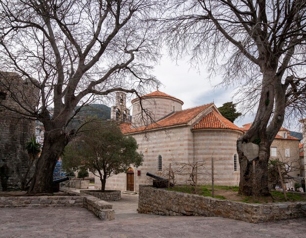 Igreja da Santíssima Trindade na cidade velha de Budva Montenegro