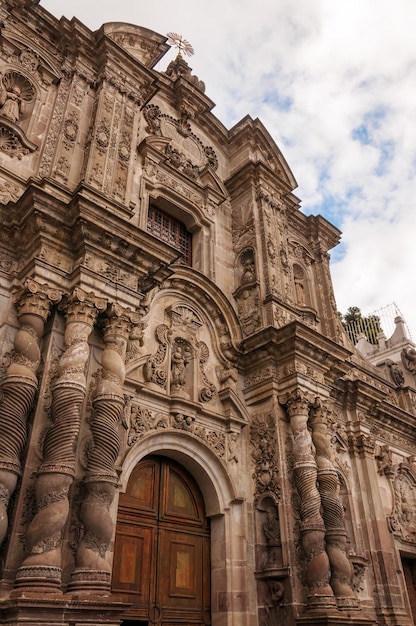 Igreja da Sociedade de Jesus contra o céu na cidade