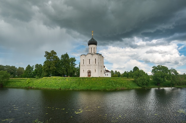 Igreja da Virgem Santa no rio Nerl, Bogolyubovo, Rússia