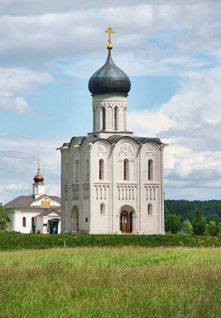 Igreja da Virgem Santa no rio Nerl, Bogolyubovo, Rússia