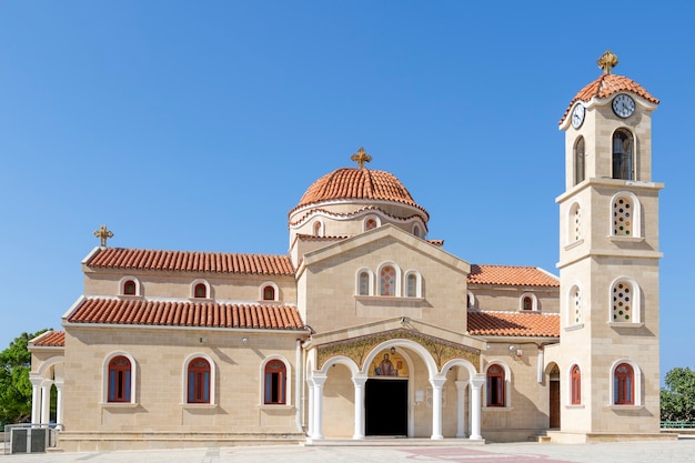 Igreja de agios raphael em chipre fotografada durante o dia com céu azul acima