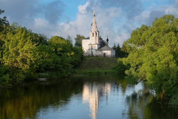 Foto igreja de cosmas e damiano na colina yarunova em um dia de verão ensolarado suzdal região de vladimir rússia