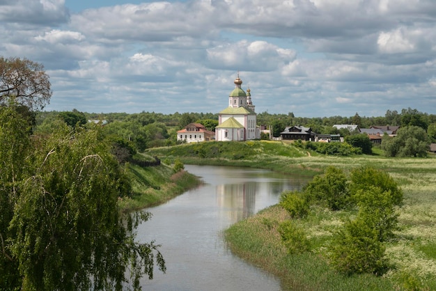 Igreja de Elias, o Profeta, no rio Kamenka, em um dia ensolarado de verão, região de Suzdal Vladimir, Rússia