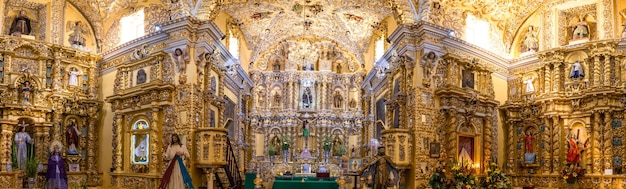 Igreja de Francisco Acatepec e arquitetura colonial colorida de Cuernavaca no México Morelos