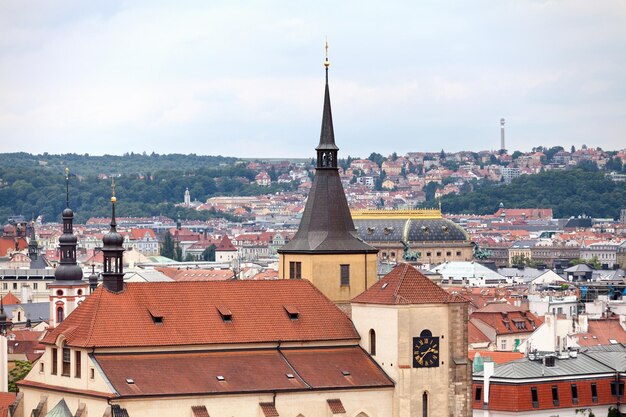 Igreja de Giles e o Teatro Nacional de Praga