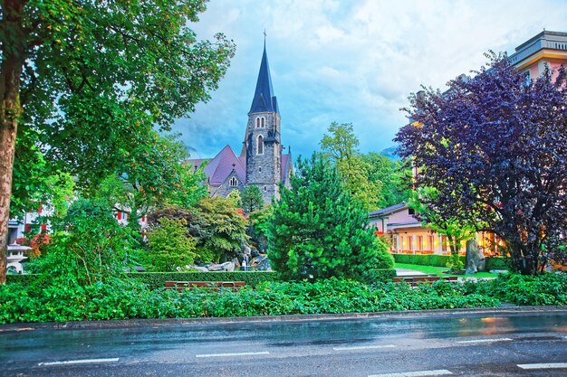 Igreja de Interlaken e Alpes Suíços no distrito de Interlaken Oberhasli do Cantão de Berna na Suíça