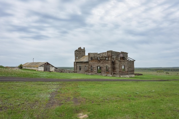 igreja de madeira abandonada, templo de madeira em ruínas, abandono de madeira