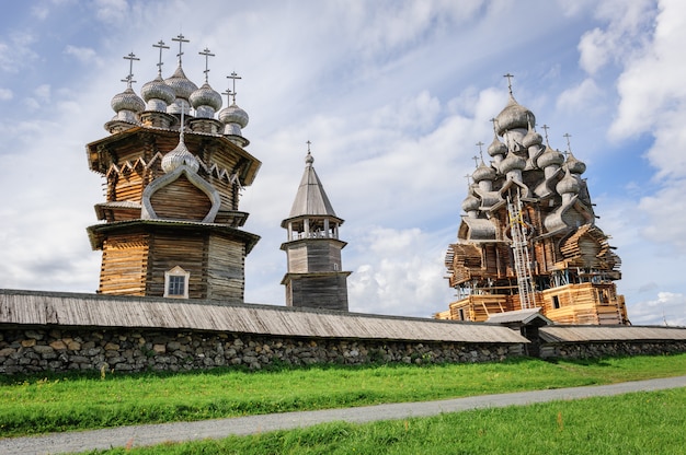 Igreja de madeira em Kizhi sob reconstrução