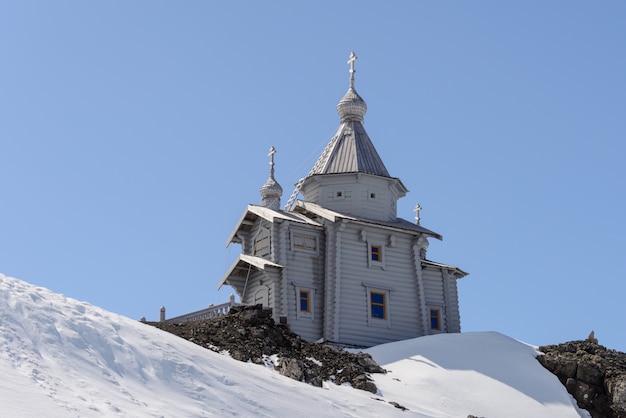 Igreja de madeira na Antártica na estação de pesquisa antártica russa de Bellingshausen