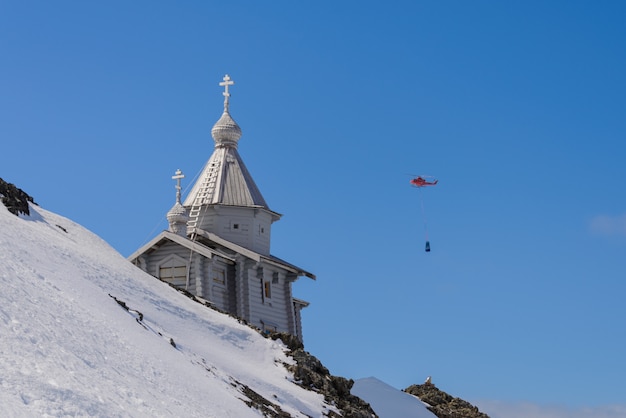 Igreja de madeira na Antártica na estação de pesquisa antártica russa de Bellingshausen