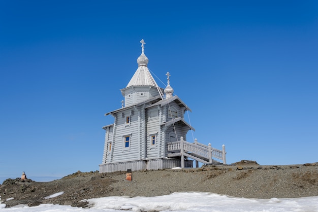 Igreja de madeira na Antártica na estação de pesquisa antártica russa de Bellingshausen