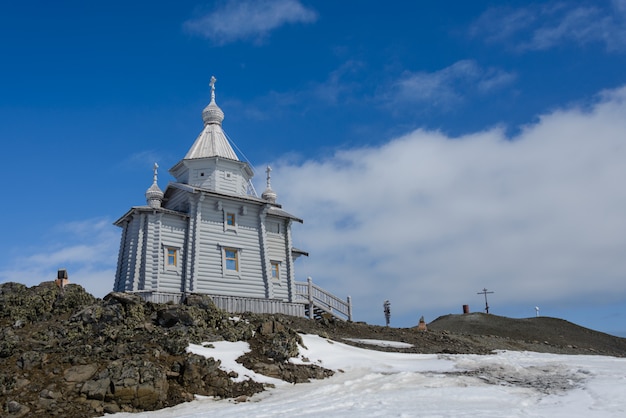 Igreja de madeira na Antártica na estação de pesquisa antártica russa de Bellingshausen