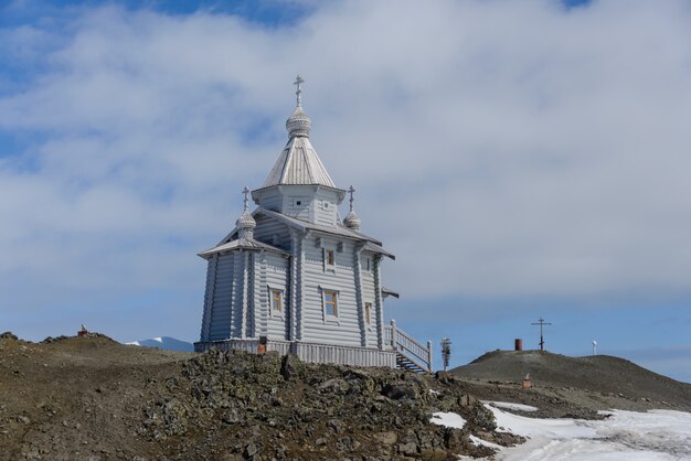Igreja de madeira na Antártica na estação de pesquisa antártica russa de Bellingshausen