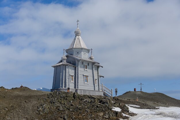 Foto igreja de madeira na antártica na estação de pesquisa antártica russa de bellingshausen