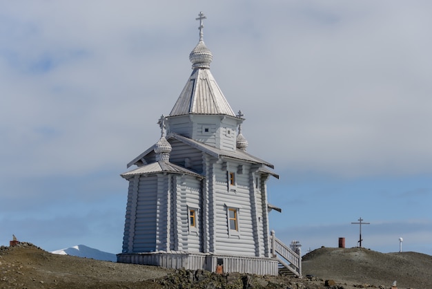 Igreja de madeira na Antártica na estação de pesquisa antártica russa de Bellingshausen