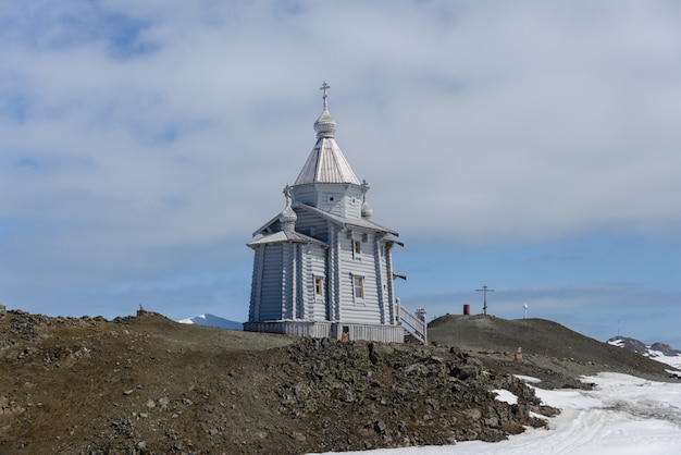 Igreja de madeira na Antártica na estação de pesquisa antártica russa de Bellingshausen