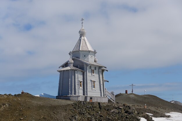 Igreja de madeira na Antártica na estação de pesquisa antártica russa de Bellingshausen