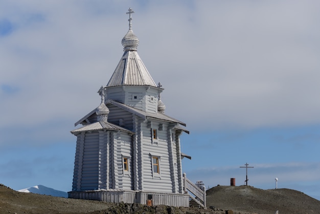 Igreja de madeira na Antártica na estação de pesquisa antártica russa de Bellingshausen