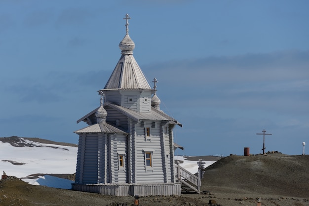 Igreja de madeira na Antártica na estação de pesquisa antártica russa de Bellingshausen