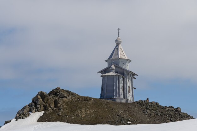 Igreja de madeira na Antártica na estação de pesquisa antártica russa de Bellingshausen