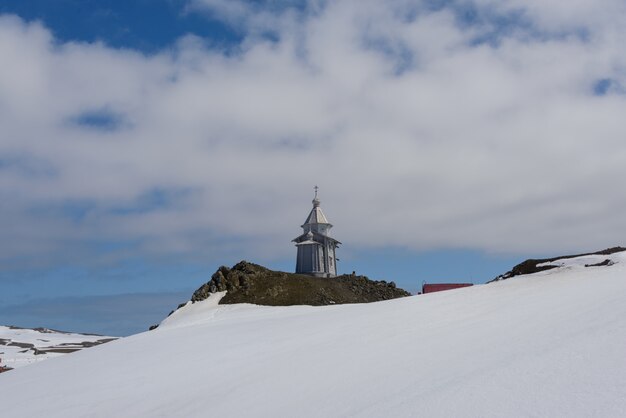 Foto igreja de madeira na antártica na estação de pesquisa antártica russa de bellingshausen