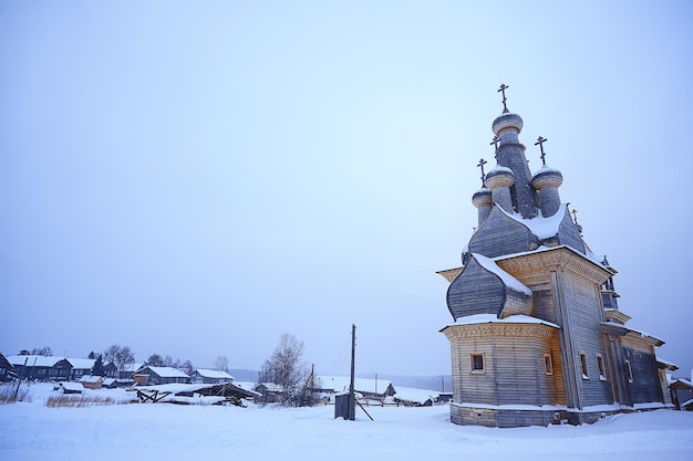 igreja de madeira na paisagem do norte da Rússia no inverno, arquitetura religião histórica Cristianismo