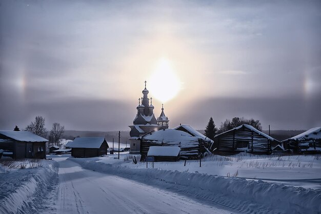 igreja de madeira na paisagem do norte da Rússia no inverno, arquitetura religião histórica Cristianismo