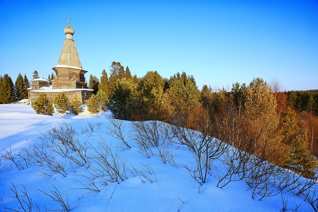 igreja de madeira na paisagem do norte da Rússia no inverno, arquitetura religião histórica Cristianismo