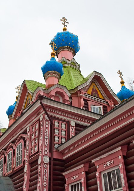 Foto igreja de madeira natashinskaja em abril