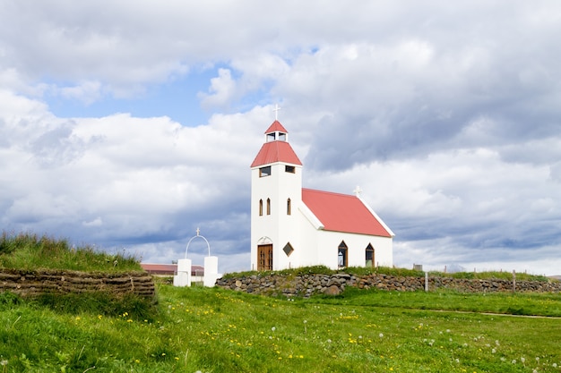Igreja de Modhrudalur perto, Islândia. Igrejinha branca
