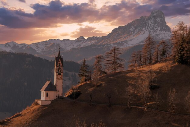 Igreja de montanha Dolomitas ao pôr do sol