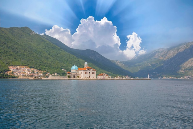 Igreja de Nossa Senhora das Rochas e Ilha de São Jorge Baía de Kotor perto de Perast Montenegro