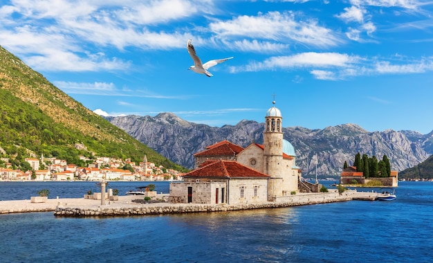 Igreja de Nossa Senhora das Rochas e Ilha de São Jorge Baía de Kotor perto de Perast Montenegro