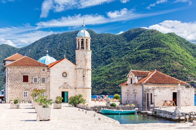 Igreja de nossa senhora das rochas perto de perast, baía de kotor, montenegro.