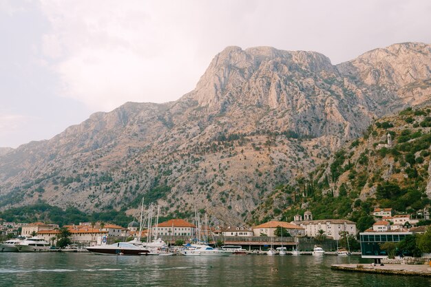 Igreja de Nossa Senhora do Remédio na parede acima da cidade velha de kotor, em montenegro